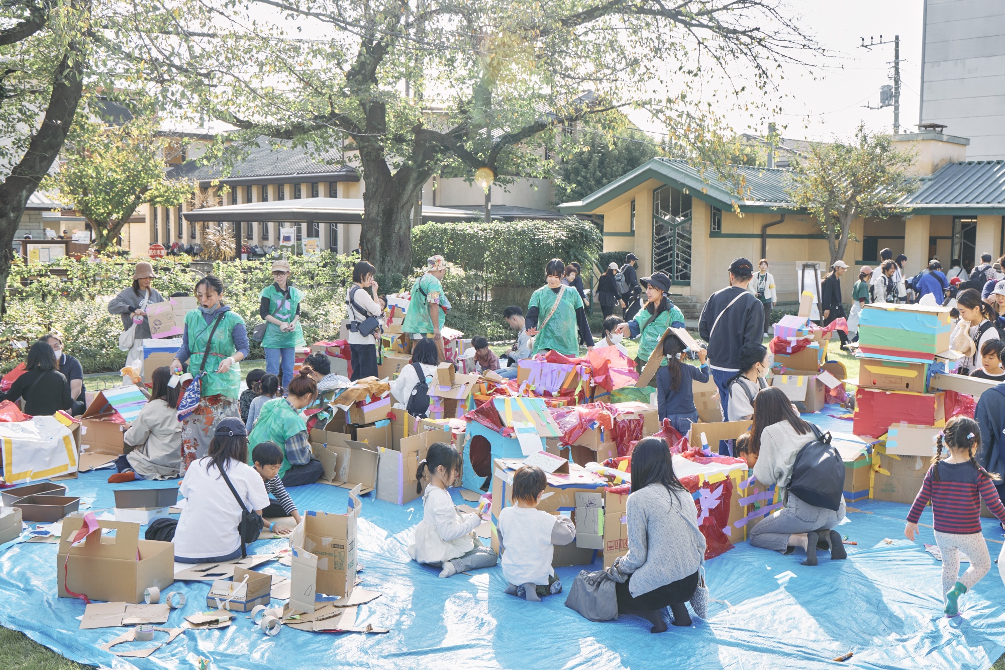 「明日館の大きな芝生でダンボールの街を作ろう！」