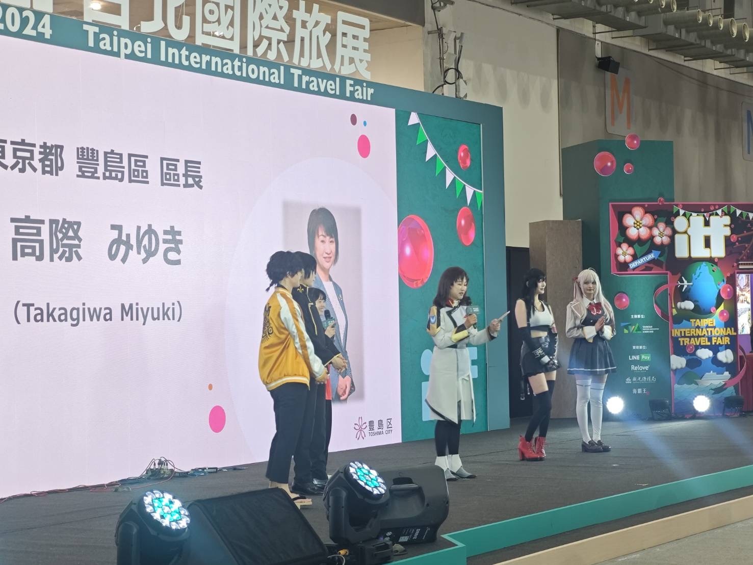 超満員の観客を前に、メインステージでPR