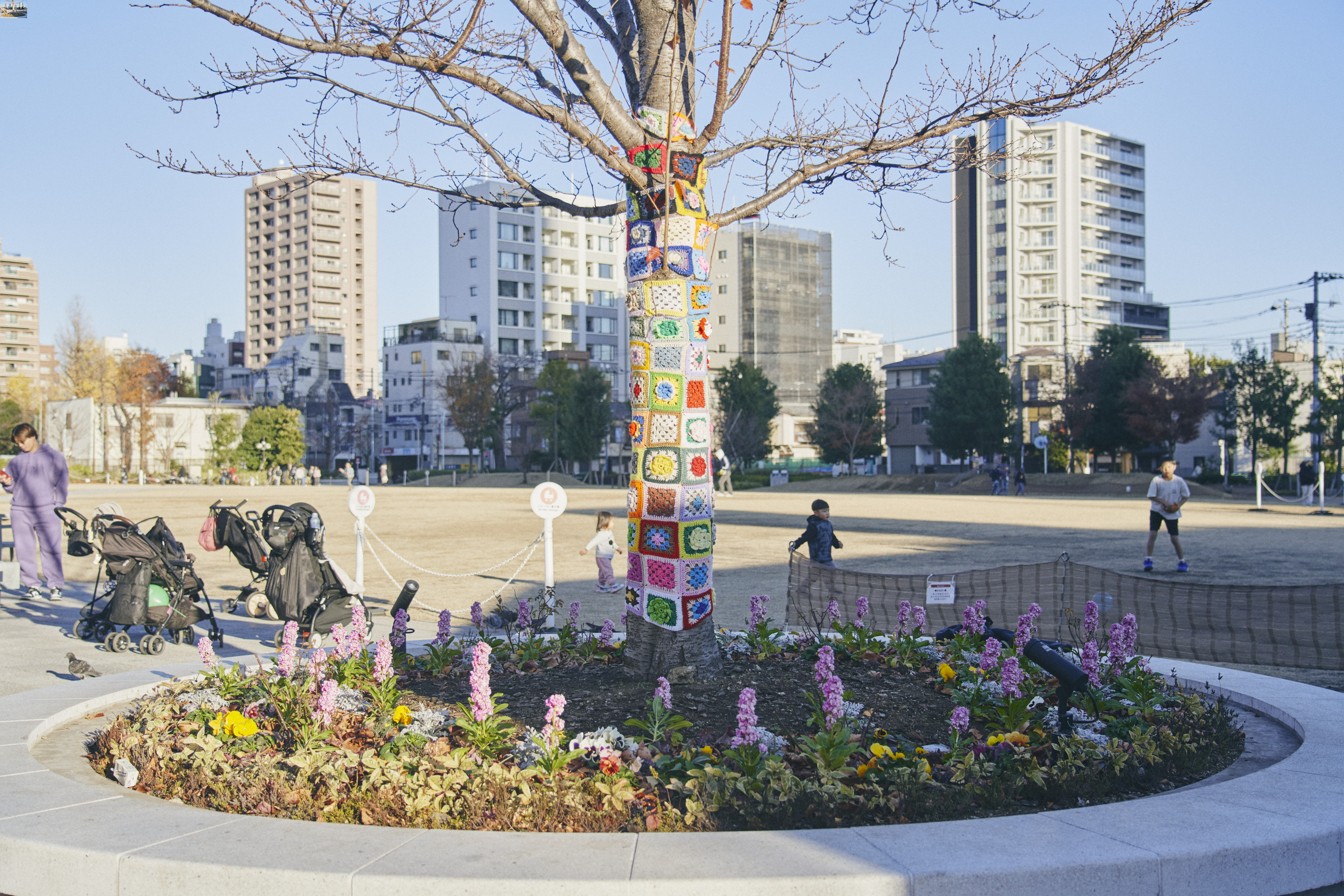 公園がまるごと編みものアートに! 池袋を編みもので彩る「としま編んでつなぐまちアート2024」
