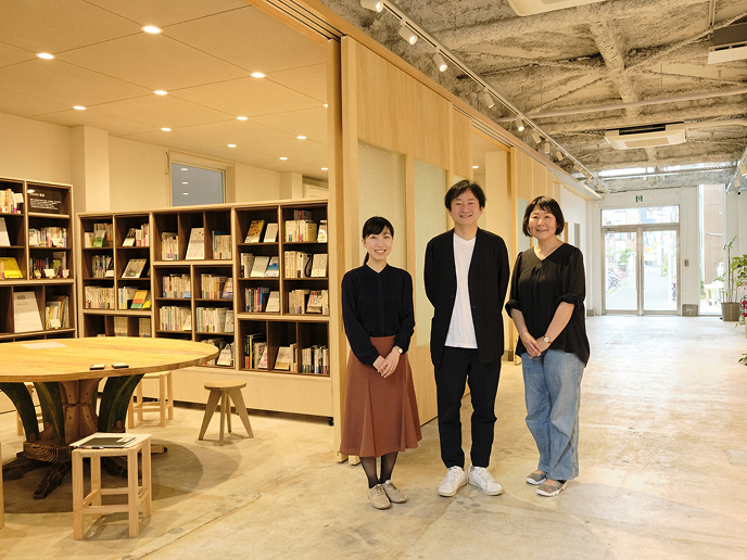 地域にひらかれた、学びと交流の拠点。
窓と本が人々をつなぐ
HIRAKU IKEBUKURO 01『SOCIAL DESIGN LIBRARY』