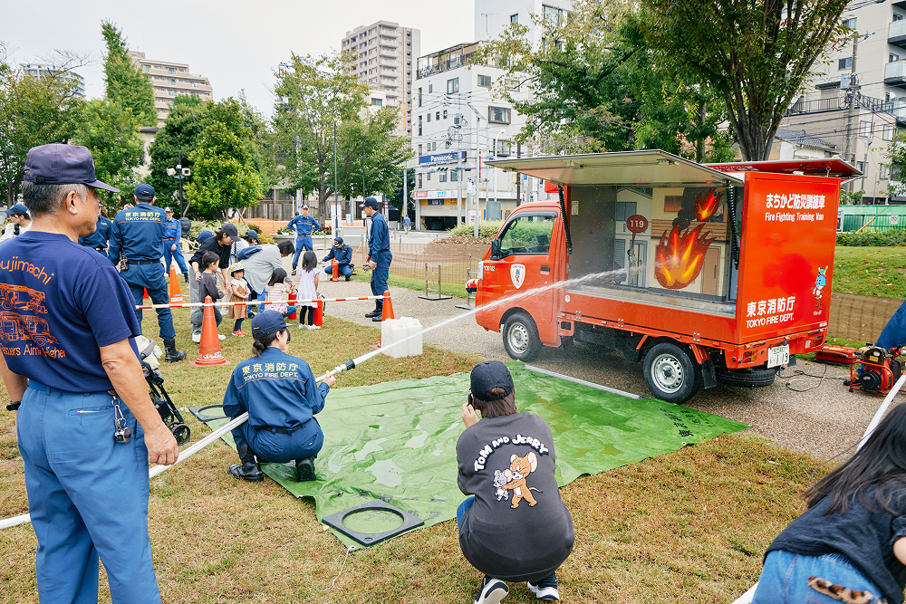 模擬消火器による消火体験（東京消防庁）