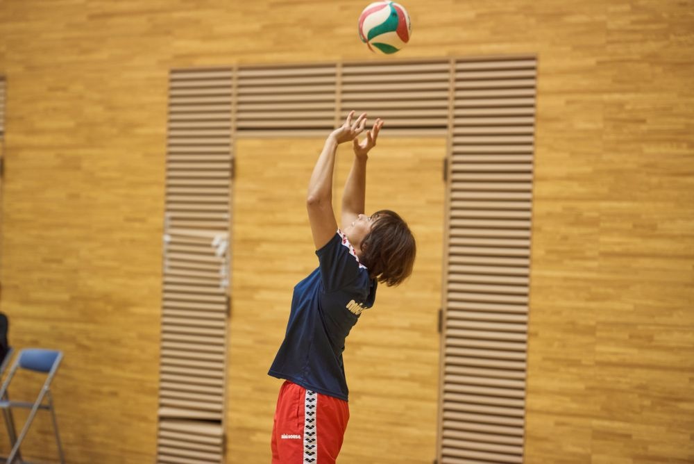 バレーボール体験　水泳の鈴木聡美選手が参加する一幕も。