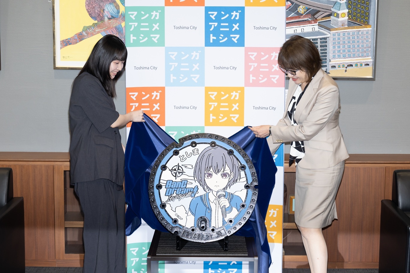 区長と羊宮さんにより、デザインマンホールをお披露目🄫BanG Dream! Project